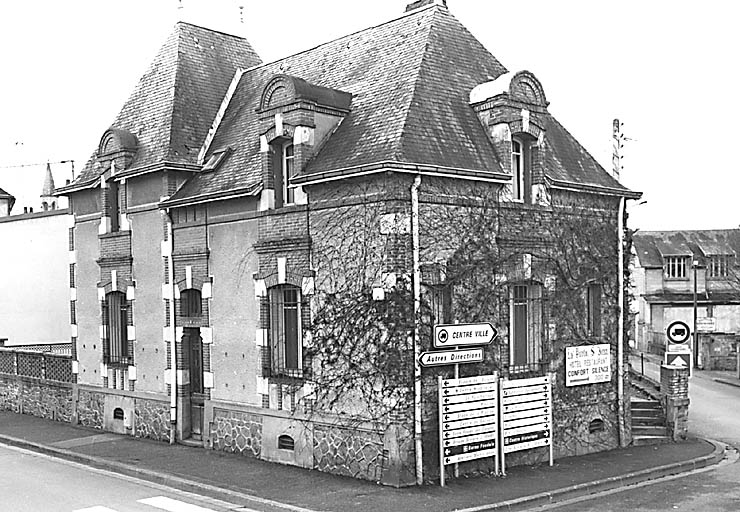 La Souterraine, ville : 8 avenue du Général Leclerc, 2 rue de la Font aux Moines (cadastre 1992 BK 205). Maison, de type 'villa', construite au début du 20e siècle ; vue d'ensemble depuis l'avenue du Général Leclerc ; pour le traitement de la façade la brique a été utilisée comme élément de décoration.