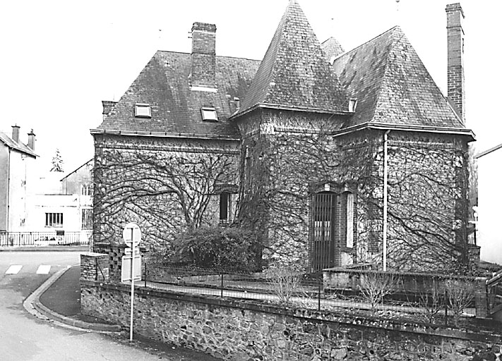 La Souterraine, ville : 8 avenue du Général Leclerc, 2 rue de la Font aux Moines (cadastre 1992 BK 205). Maison, de type 'villa', construite au début du 20e siècle ; façade postérieure vue depuis la rue de la Font aux Moines. La brique a été utilisée comme élément de décoration comme aux façades antérieures.