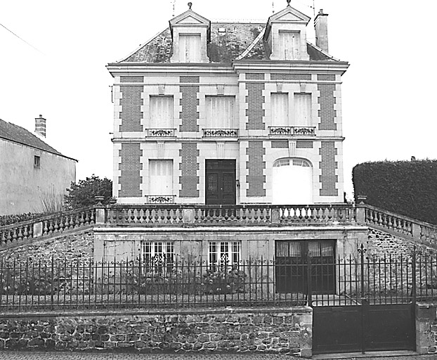 La Souterraine, ville : 5 avenue de Paris (cadastre BH 32). Maison, de type 'villa', construite au début du 20e siècle, comprenant un soubassement abritant un garage. Vue d'ensemble de l'élévation antérieure construite en brique et en pierre calcaire.