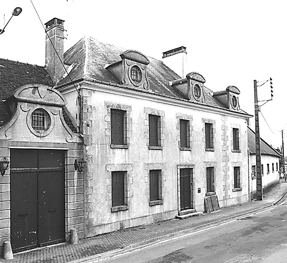 La Souterraine, ville : 2 avenue de Paris (cadastre BI 175). Maison construite au 19e siècle et remaniée ultérieurement ; comporte un grand portail donnant accès au jardin.