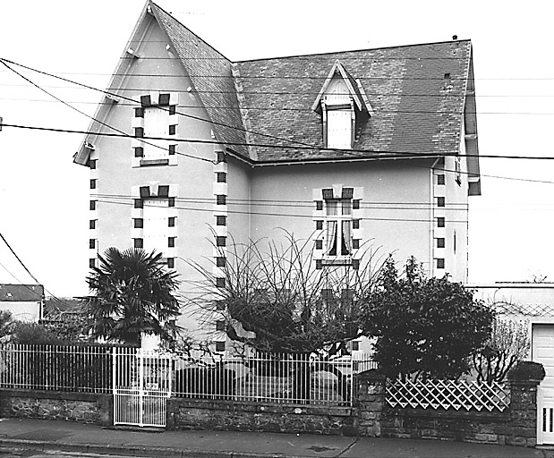 La Souterraine, ville : 30 boulevard Mestadier (cadastre BI 141). Maison, de type 'villa', construite au début du 20e siècle, en retrait de la rue, avec jardin ; garage ajouté ultérieurement.
