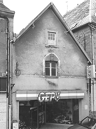 La Souterraine, ville. 42 rue Hyacinthe Montaudon. Maison à un étage carré, étage de comble et mur pignon en façade sur rue. Vue de la façade sur rue. Cadastre 1992, BD 218.