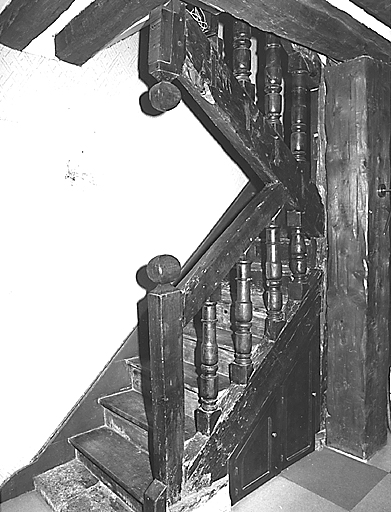 La Souterraine, ville. 1 rue de la Rampe. Maison établie sur une parcelle médiévale et construite antérieurement au 18e siècle. Vue partielle, depuis le rez-de-chaussée, de l'escalier à volées droites, rampe sur rampe, ornées de balustres tournés. Cadastre BD 103.