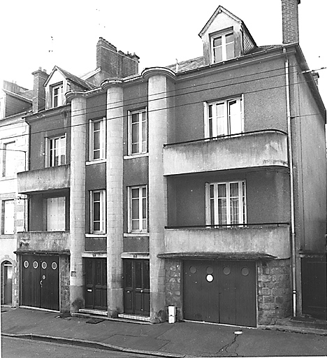 La Souterraine, ville : 21, 23 boulevard Mestadier (cadastre 1992, BK 27, 28). Maison datant probablement de la fin du 19e ou du début du 20e siècle ? ; construite ou remaniée (vers 1930) avec des éléments en béton.