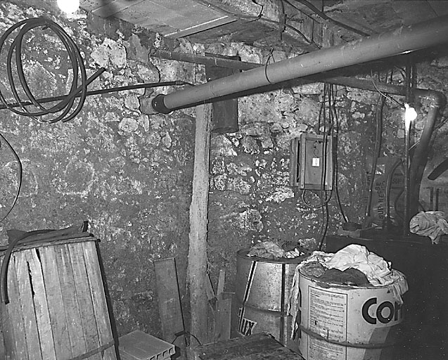 Vue partielle de la base d'une tour de fortification comprise entre deux murs d'une cave de maison (maison située 8 rue du Four ; cadastre 1992 BD 326).