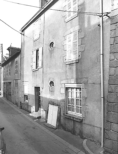 La Souterraine, ville. 8 rue du Four. Maison à deux étages carrés, construite probablement en partie sur l'emplacement d'une ancienne tour de fortification. Vue de l'élévation antérieure à deux travées montrant les deux oculi éclairant la cage d'escalier et la fermeture de l'escalier menant à la cave. Cadastre 1992 BD 326.