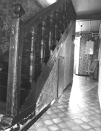La Souterraine, ville. 5 rue du Four. Maison datant du 16e ou 17e siècle et remaniée au cours du 2e quart du 20e siècle. Vue de l'escalier à une volée droite entre étages et de sa rampe en bois à balustres tournés. Cadastre 1992 BD 311.