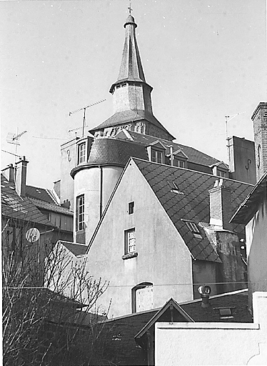 17 place du Marché. Immeuble à deux étages carrés et étage de comble, construit après 1866, à l'emplacement d'une maison vendue au cours de cette année-là. Vue partielle de la tour en demi hors ouvre abritant un escalier tournant accolée à l'élévation postérieure. Cadastre 1992 BD 138.