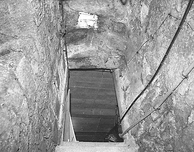 La Souterraine, ville : maison, 22 place Emile Parrain (cadastre 1992, BE 112). Passage depuis le sous-sol de la maison vers la cave précédente ; vue de détail : le soupirail visible dans la voûte, en avant de la porte, se situe à l'aplomb du mur gouttereau de la maison.