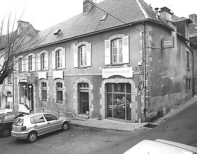 La Souterraine, ville. 22 place Emile Parrain. Maison construite au cours de la 2e moitié du 18e siècle ; maison à six travées, avec un étage carré et un étage de comble. vue d'ensemble de l'élévation antérieure. Cadastre 1992 BE 112.