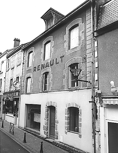 La Souterraine, ville. 9 rue Hyacinthe Montaudon. Maison construite vraisemblablement au 18e siècle, à deux étages carrés et un étage de comble (a servi de presbytère au début du 20e siècle). Vue de l'élévation antérieure à trois travées. Cadastre 1992 BD182.