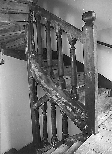 La Souterraine, ville. 9 rue Hyacinthe Montaudon. Maison construite vraisemblablement au 18e siècle. Vue partielle, depuis le palier du premier étage, de l'escalier à une volée tournante entre étages, rampe sur rampe, orné de balustres tournés.