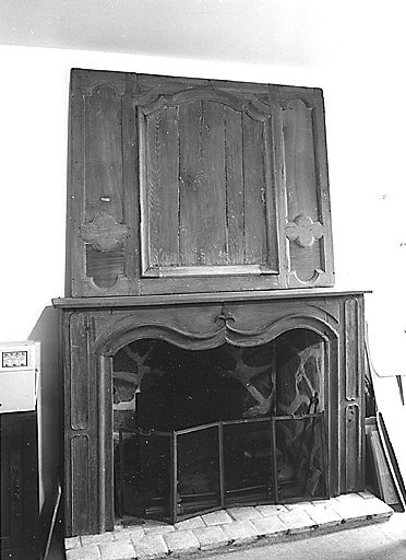 La Souterraine, ville. 9 rue Hyacinthe Montaudon. Maison construite vraisemblablement au 18e siècle. Vue d'ensemble de la cheminée située au rez-de-chaussée (cheminée située initialement dans une pièce du premier étage).