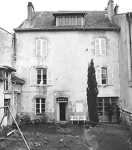 La Souterraine, ville. 9 rue Hyacinthe Montaudon. Maison construite vraisemblablement au 18e siècle, à deux étages carrés et un étage de comble (a servi de presbytère au début du siècle). Vue d'ensemble de l'élévation postérieure donnant sur le jardin. Cadastre 1992 BD182.