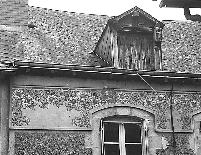 La Souterraine, ville. 11 rue des Toiles. Maison. Vue partielle de l'élévation sur rue montrant le deuxième étage carré orné d'une frise peinte de style des années 30. Vue de détail de la frise représentant une décor floral. Cadastre 1992 BD 43.