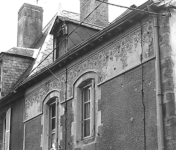 La Souterraine, ville. 11 rue des Toiles. Maison. Vue partielle de l'élévation sur rue montrant le deuxième étage carré orné d'une frise peinte de style des années 30. Cadastre 1992 BD 43.