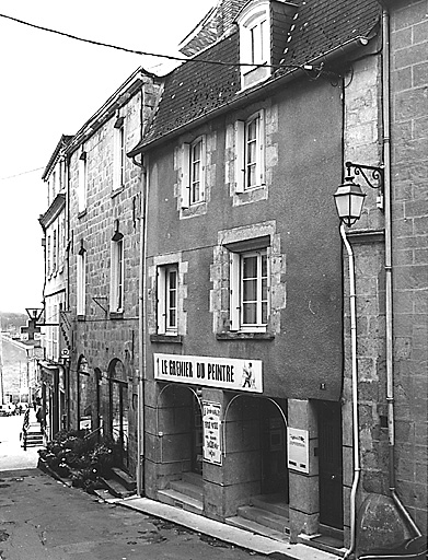 La Souterraine, ville : 3 rue Alexandre Bétolaud (cadastre 1992, BD 110). Reste de bandeau mouluré, caractéristique d'un bâti médiéval, visible à l'extrémité droite et à mi-hauteur de la façade de la maison (avant la maison suivante, située 1 rue Saint-Joseph).