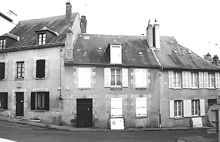 La Souterraine, ville : 17 place du Marché au Blé, 1 et 3 rue du Marché au Blé (cadastre 1992, BD 273, 274, 396). Exemple de trois maisons construites au 19e siècle, à un étage carré, étage de comble et se développant sur trois travées d'élévation ; la première maison présente un couloir central et les deux autres un couloir latéral.