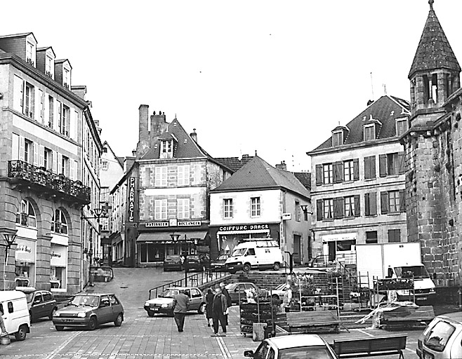 La Souterraine, ville. 1 rue de la Rampe et 2 rue Alexandre Bétolaud. Maisons établies sur des parcelle médiévales ; maisons à deux travées construites antérieurement au 18e siècle, l'une à un étage carré et l'autre à deux étages carrés ; maisons remaniées au 19e siècle, présentant peut-être antérieurement un mur pignon en façade sur rue. Vue depuis la place du marché de ces deux maisons. Cadastre 1992 BD 103 et 106.