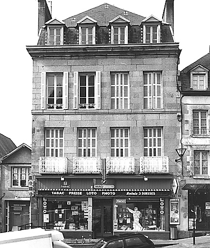 La Souterraine, ville. 17 place du Marché (cadastre 1992 BD 138). Immeuble à deux étages carrés et étage de comble, construit après 1866, à l'emplacement d'une maison vendue au cours de cette année-là. Vue d'ensemble de l'élévation antérieure à quatre travées et traitée en pierre de taille.