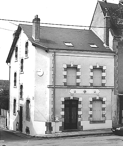 La Souterraine, ville. 17 place Emile Parrain. Maison construite vers 1930, à l'emplacement d'une ancienne maison ; comporte un décor en plâtre, sur le cartouche qui orne l'élévation antérieure (bouquet de fleurs et têtes de lions) et un cadran solaire sur la paroi du mur aveugle.