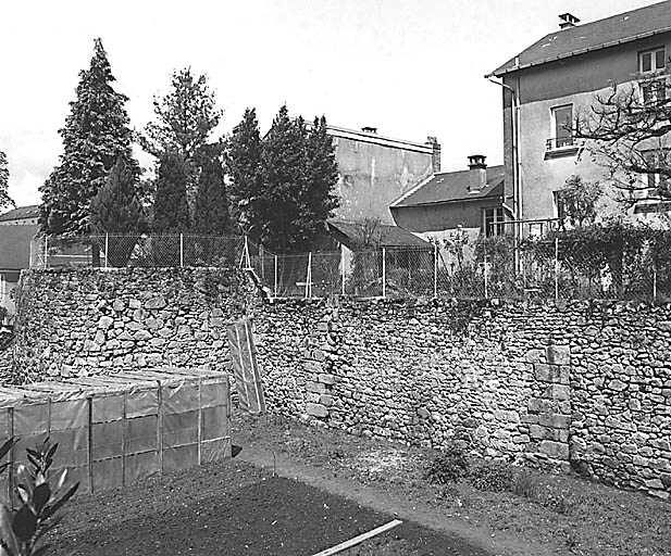 Vue partielle des vestiges de l'ancien mur d'enceinte sud et de la tour dite de la Vigne.