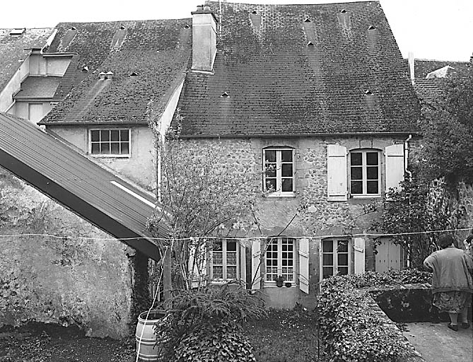 La Souterraine. Maisons, 12, 14 rue du Four (cadastre 1992 BD 66). Maisons construites sur deux parcelles distinctes, probablement médiévales, remaniées vraisemblablement au cours de la deuxième moitié du 18e siècle et réunies à cette date par la réalisation d'un seul et même système de distribution (couloir et escalier commun). Vue d'ensemble depuis le jardin.