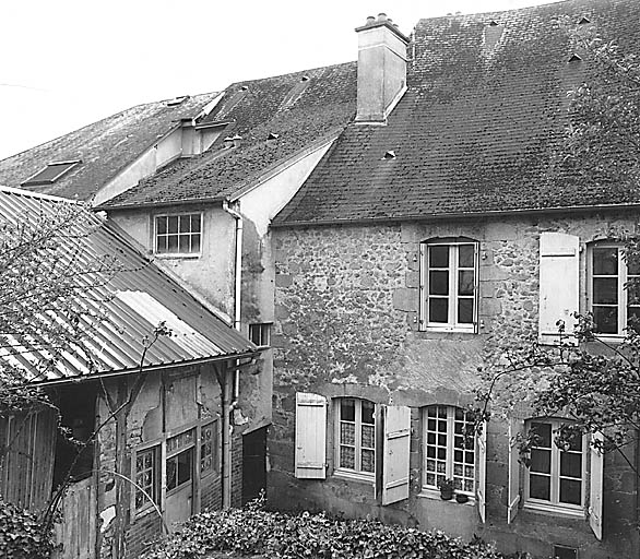 La Souterraine. Maisons, 12, 14 rue du Four (cadastre 1992 BD 66). Maisons construites sur deux parcelles distinctes, probablement médiévales, remaniées vraisemblablement au cours de la deuxième moitié du 18e siècle et réunies à cette date par la réalisation d'un seul et même système de distribution (couloir et escalier commun). Vue rapprochée depuis le jardin.