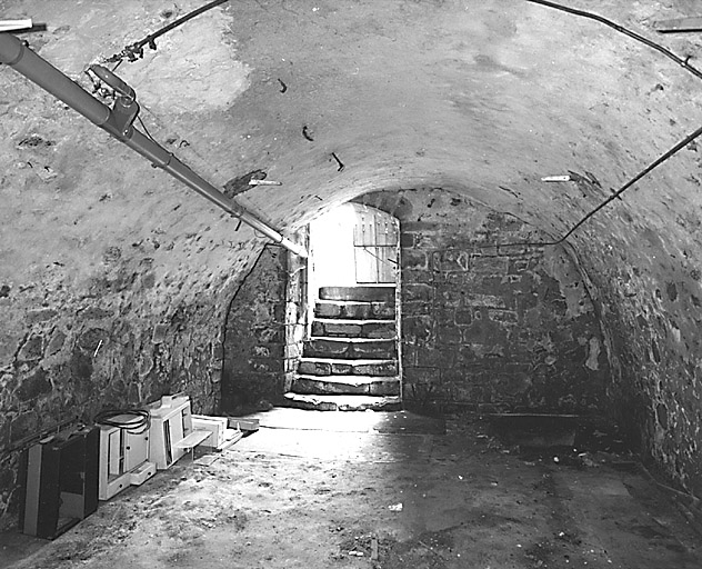 La Souterraine, ville : maison, 14 rue du Four (cadastre 1992, BD 66). Cave voûtée en berceau cintré ; l'accès se fait, depuis la rue, par un escalier droit en pierre et comportant un puits à margelle octogonale.
