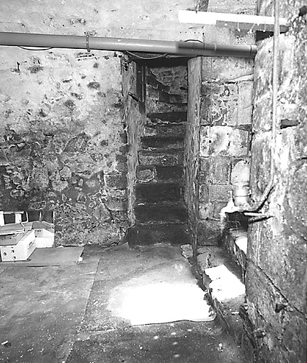 La Souterraine, ville : maison, 14 rue du Four (cadastre 1992, BD 66). Cave, vue de l'escalier tournant en pierre menant au rez-de-chaussée.