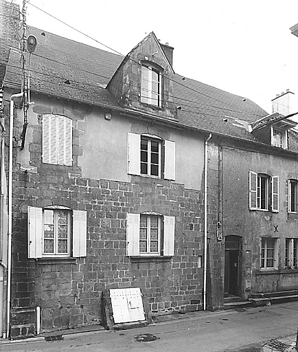 La Souterraine. Maisons, 12, 14 rue du Four (cadastre 1992 BD 66). Maisons construites sur deux parcelles distinctes, probablement médiévales, remaniées vraisemblablement au cours de la deuxième moitié du 18e siècle et réunies à cette date par la réalisation d'un seul et même système de distribution (couloir et escalier commun). Vue d'ensemble antérieure.