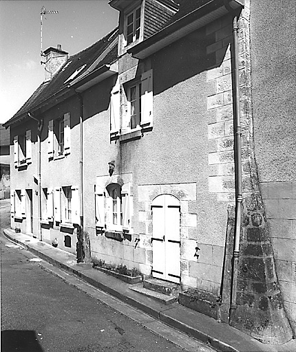 La Souterraine, ville. 8 rue de la Vigne. Maison construite au cours de la deuxième moitié du 18e siècle, à un étage carré, étage de comble, à un travée. Vue d'ensemble de l'élévation antérieure présentant dans son angle sud une sorte de glacis formant contrefort. Cadastre 1992 BD 9.