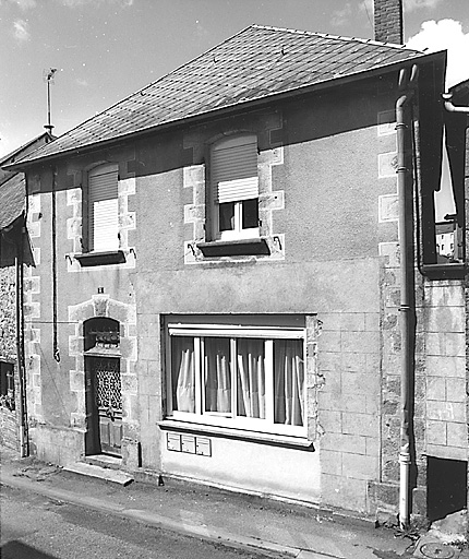 La Souterraine, ville. 2 rue du Puycharraud. Maison construite au cours de la deuxième moitié du 18e siècle, à un étage carré et deux travées. Vue d'ensemble de l'élévation antérieure. Cadastre 1992 BE 433.