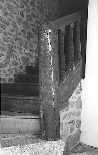 La Souterraine, ville. 2 rue du Puycharraud. Maison construite au cours de la deuxième moitié du 18e siècle. Vue de la 1ère volée droite de l'escalier, avec rampe en bois ornée de balustres tournés. Cadastre 1992 BE 433.