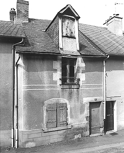 La Souterraine, ville : 18 rue du Puycharraud (cadastre 1992 BE 158). Maison à un étage carré, étage de comble, construite au cours de la deuxième moitié du 18e siècle et remaniée à la fin du 19e siècle. Vue d'ensemble de l'élévation antérieure.