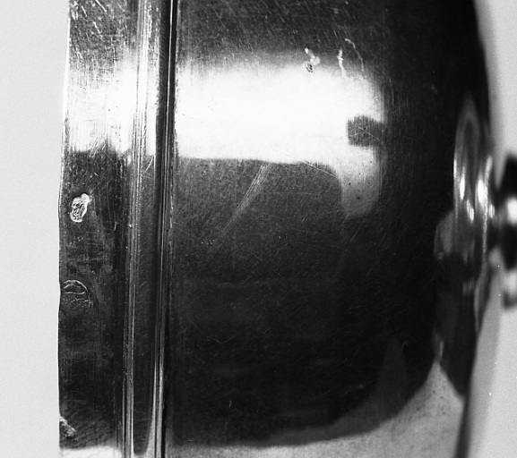 Vue d'ensemble de deux poinçons insculpés sur le rebord de la coupe.