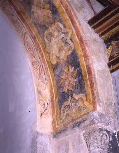 Vue partielle de l'intrados de l'arc de la chapelle est du transept sud.