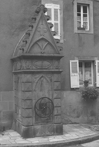 Croix monumentale située dans la ville de Felletin. Vue d'ensemble.