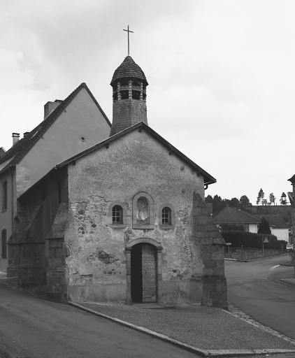 Vue d'ensemble de la chapelle montrant son élévation ouest et nord.