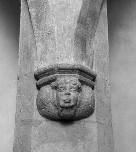 Nef, côté nord. Culot recevant les retombées d'arc de la première et de la deuxième chapelle latérale. Culot 31.