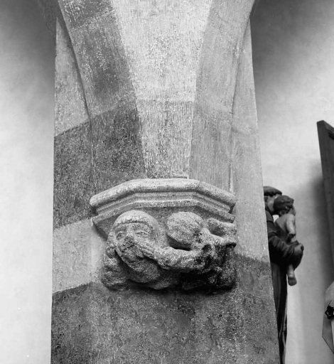 Nef, côté sud. Culot recevant les retombées d'arc de la première et de la deuxième chapelle latérale. Culot 32.