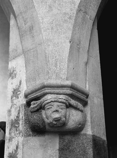 Nef, côté nord. Culot recevant les retombées d'arc de la deuxième et de la troisième chapelle latérale. Culot 33.