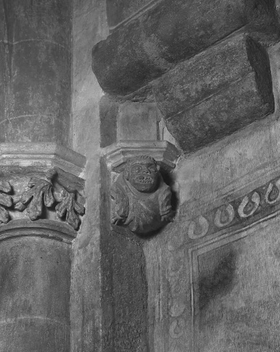 Bras sud du transept, angle nord-est. Culot 25.