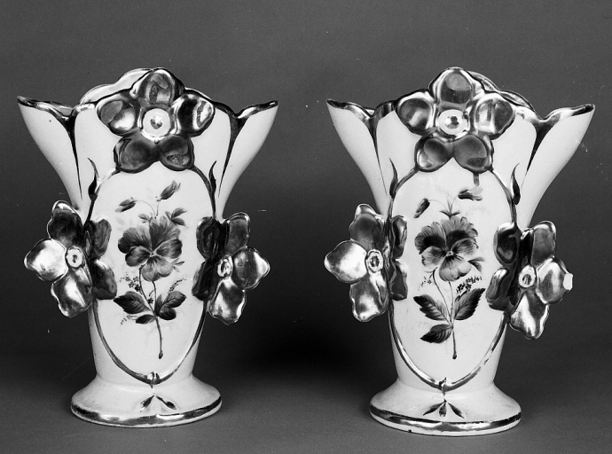 Vases à fleurs, dits 'vases cornet' en porcelaine dure et portant un décor floral peint. Vue d'ensemble.