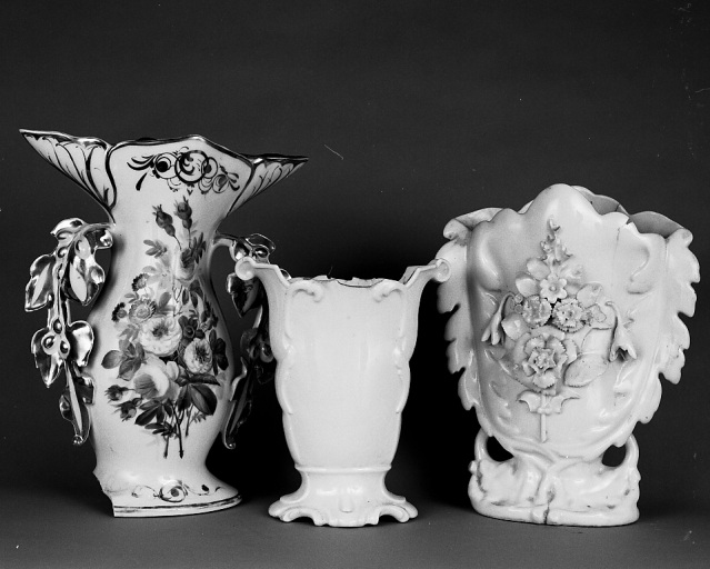 Vases à fleurs en porcelaine dure. Vue d'ensemble.