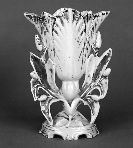 Vase à fleurs dit 'vase cornet' en porcelaine dure. Vue d'ensemble.