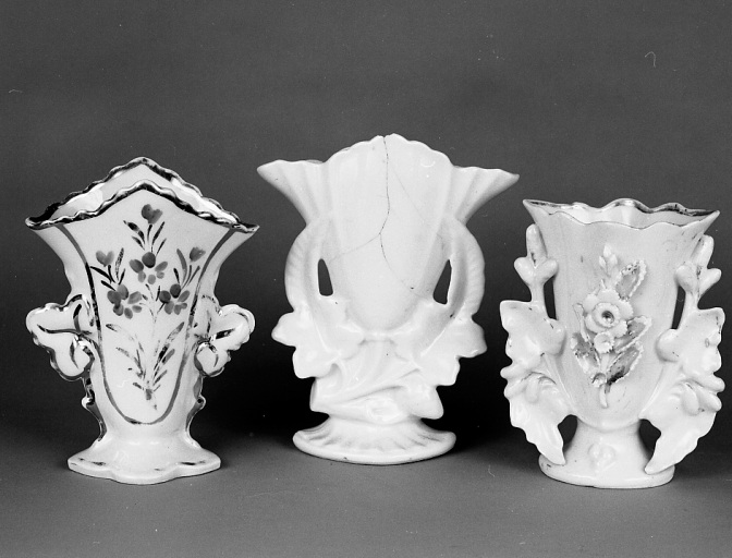 Vases à fleurs, dits 'vases cornet', en porcelaine dure. Vue d'ensemble.