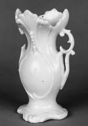 Vase à fleurs en porcelaine dure. Vue d'ensemble.