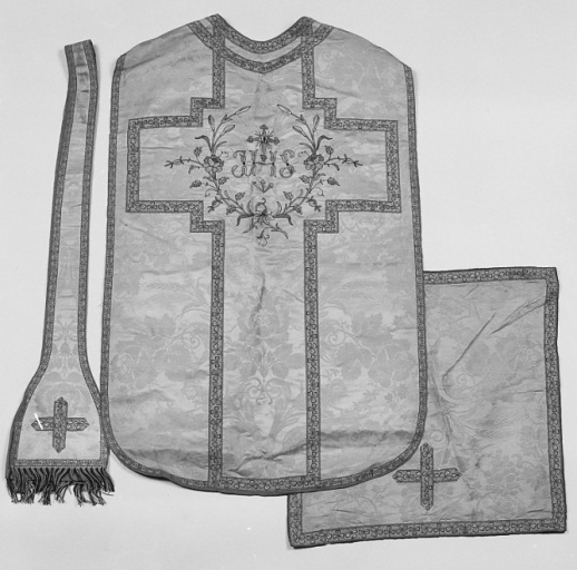 Chasuble, étole, voile de calice. Vue d'ensemble.