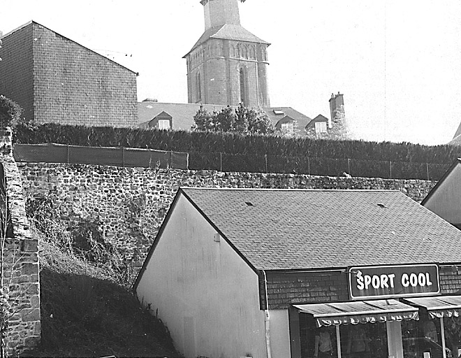 Fragment du mur d'enceinte, place Montaudon-Bousseresse, en partie occulté par des constructions.